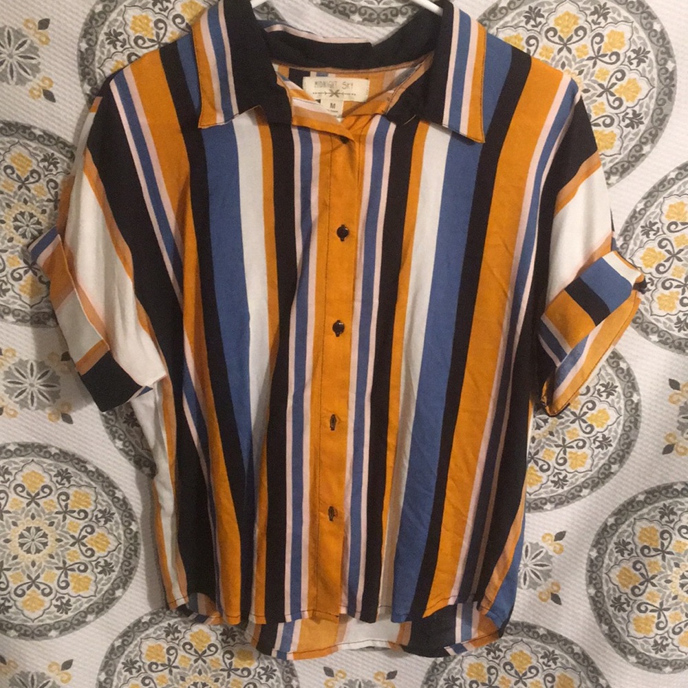 Button strip shirt